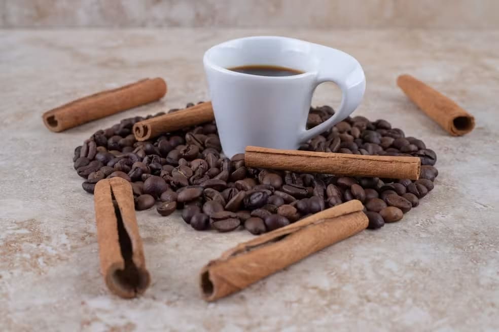 Colocar canela no café realmente ajuda a queimar gordura? Entenda